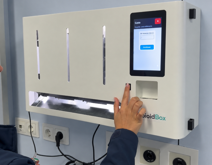Diseño de producto, dosificador de medicinas para hospitales, muestra su usabilidad